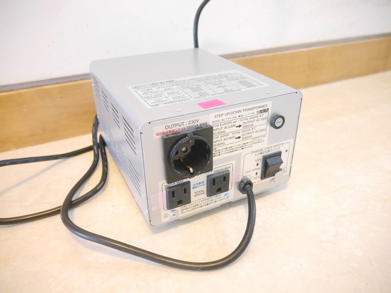 カシムラ製大容量アップダウントランス変圧器3000W-WT-15EJをコンセントに挿した状態