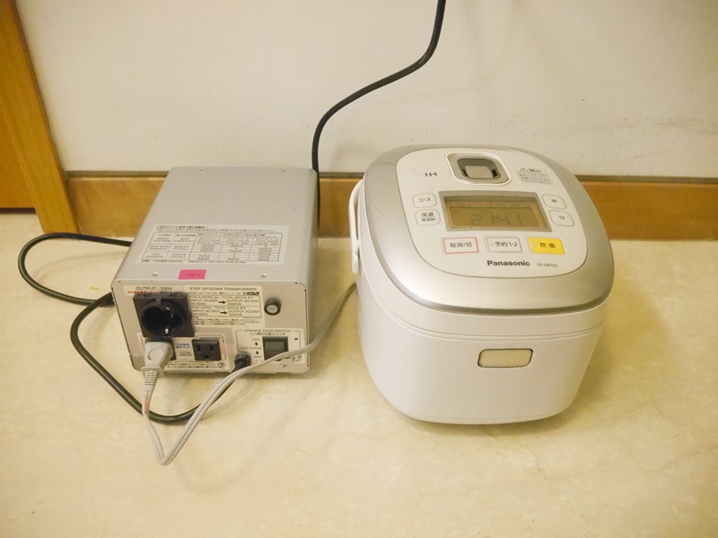 炊飯器をカシムラ製大容量アップダウントランス変圧器3000W-WT-15EJに接続して使用中
