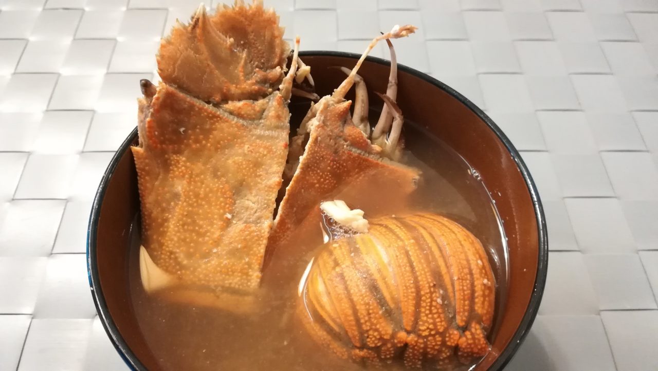 ウチワエビモドキ の食べ方は 怪獣みたいな姿のエビを実食 ナナフシブログ In シンガポール
