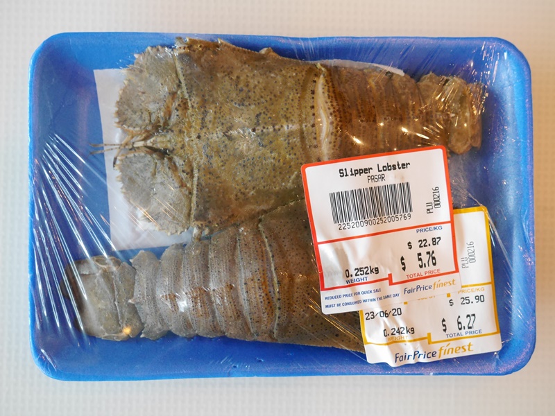 Slipper-lobsterと書かれたウチワエビモドキが2匹入った魚パック