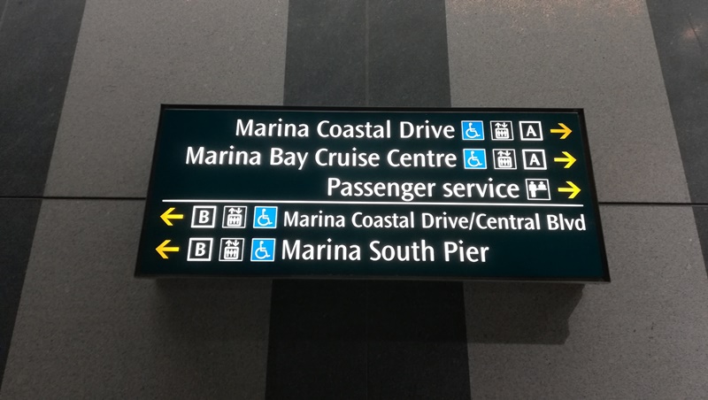 MRTのMarina South Pier駅からMarina South Pierへの道順を示す看板