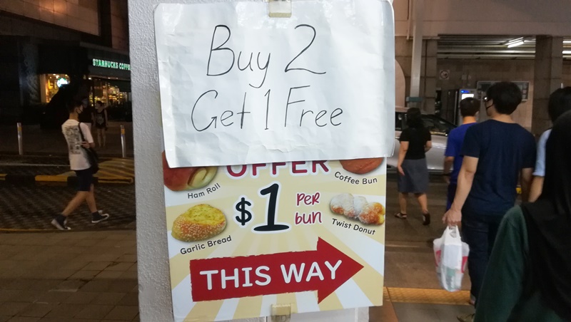 Buy-2-get-1-freeと書かれたパン屋の貼り紙