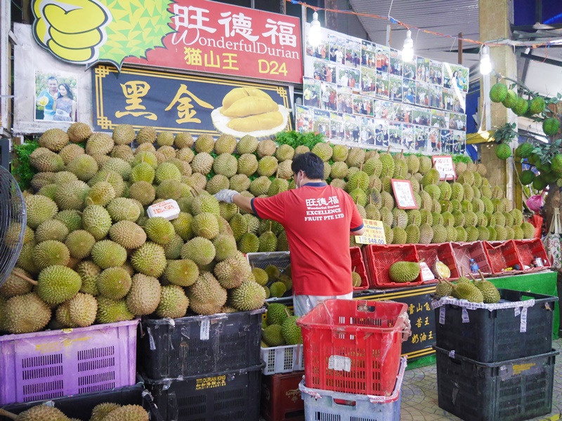 ドリアン専門店Wonderful Durianの店頭に並ぶ様々な品種のドリアン