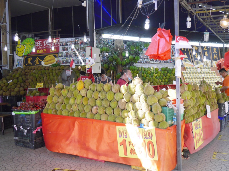 ゲイランにあるドリアン専門店Wonderful-Durianの店頭に並ぶドリアン