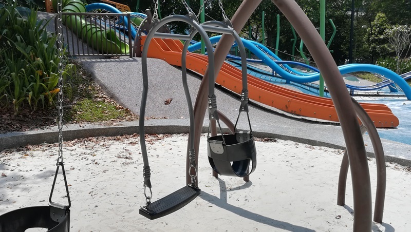 シンガポールのAdmiralty Parkの無料プレグラ（Junior Play Area）にある珍しい親子二人乗りブランコ