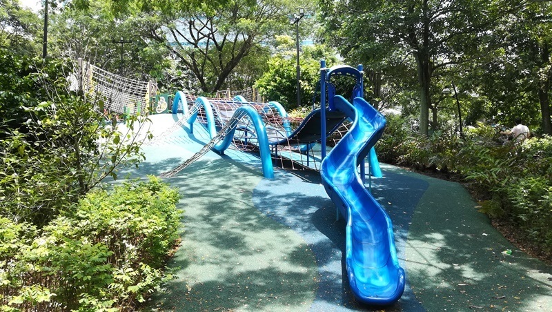 シンガポールのAdmiralty Parkの無料プレグラ（Family play area）にある滑り台