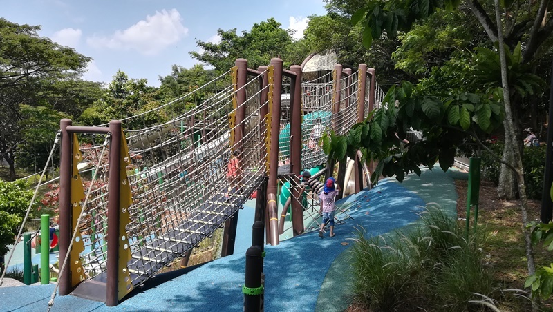 シンガポールのAdmiralty Parkの無料プレグラ（Family play area）にあるつり橋