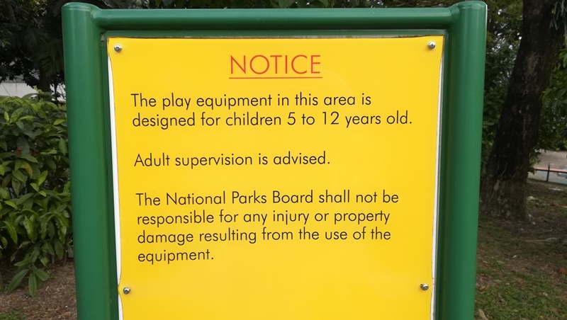 Admiralty Parkの無料プレグラ（Family play area）にあるトンネル型滑り台の対象年齢