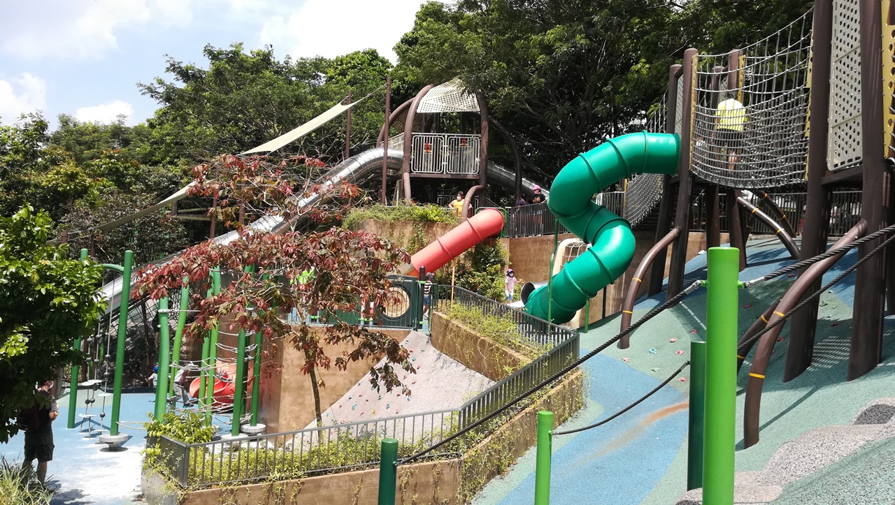 シンガポールのAdmiralty Parkにある無料プレグラ（Family Play Area）にある巨大滑り台