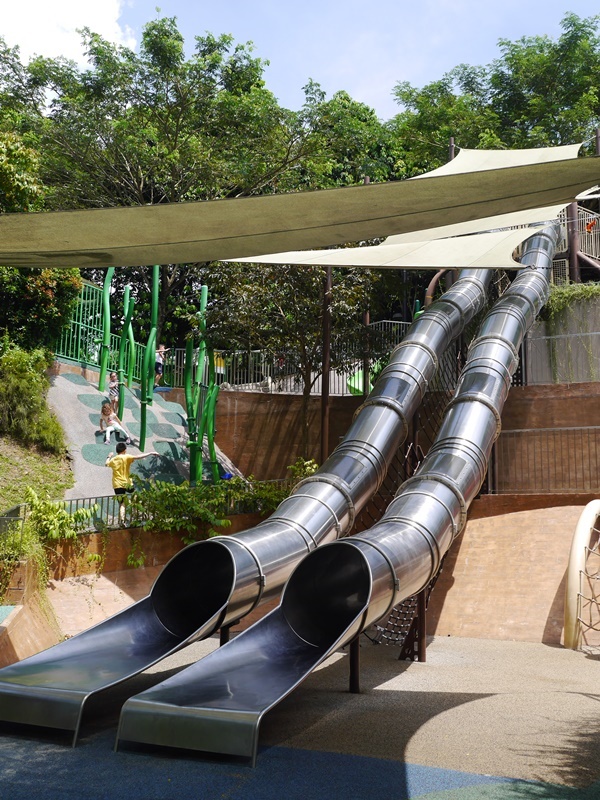シンガポールのAdmiralty Parkの無料プレグラ（Family play area）にあるメインのトンネル型滑り台