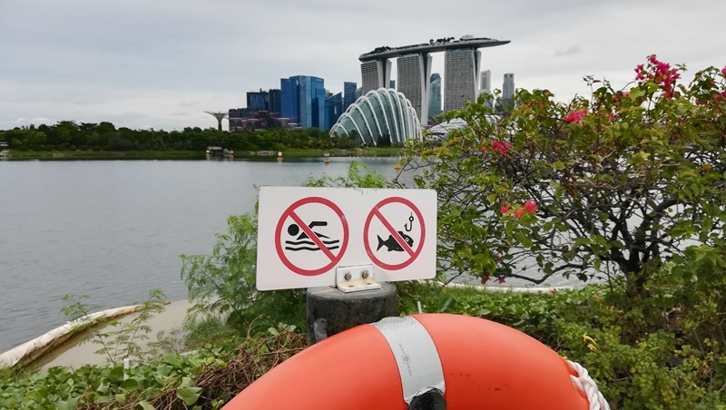 シンガポールのマリーナベイにある釣り禁止看板