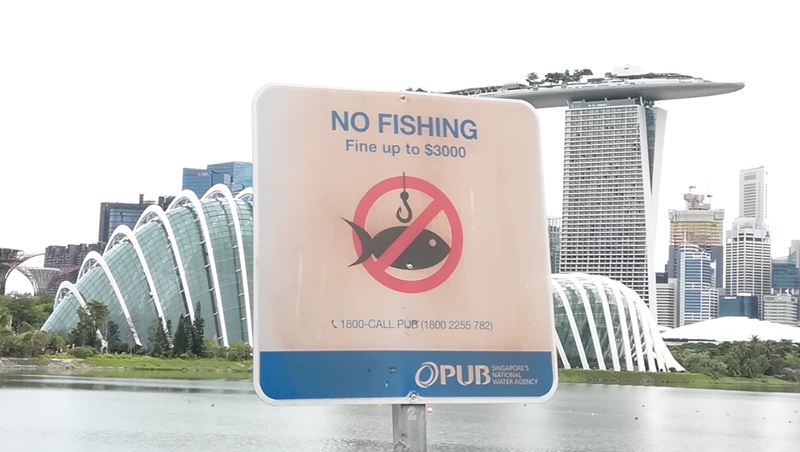シンガポールのマリーナベイの罰金3000ドルと書かれた釣り禁止看板