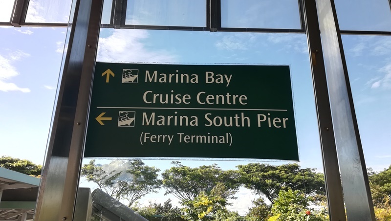 MRTのMarina South Pier駅出口のMarina Bay Cruise Centerへの行き方を示す看板
