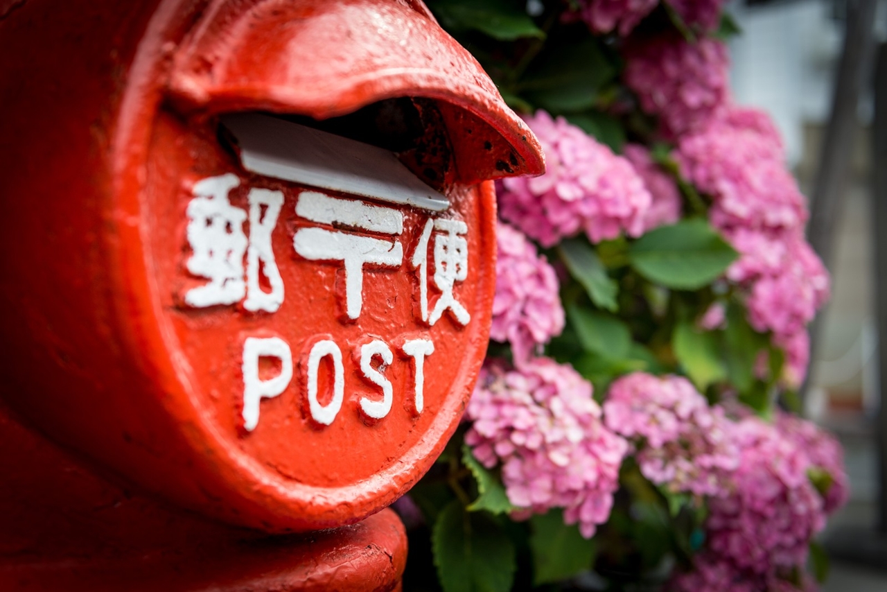 古い赤色の郵便ポスト