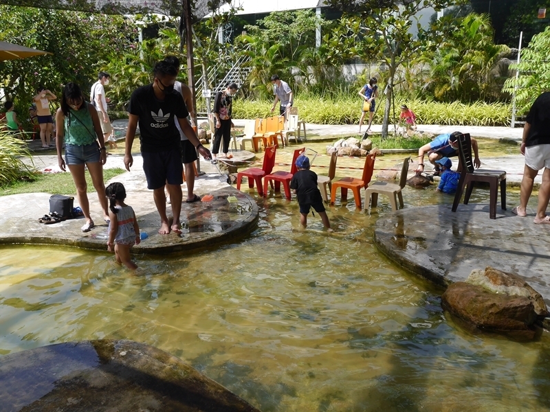 ORTOのLongkang fishingで遊ぶ子供たち