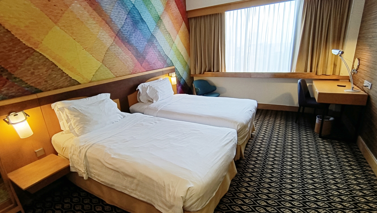 Furama City Centreシンガポールホテルの客室。デラックスダブルルーム